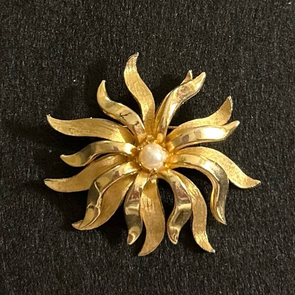 Vintage Gold Tone Flower Brooks Brooch Signed - Picture 1 of 10